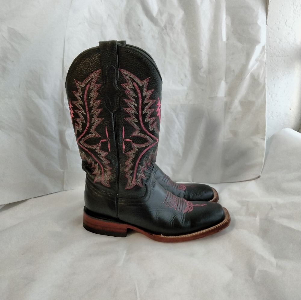 Beautiful Ferrini cowgirl boots that are in excellent condition, beautiful 8.5B